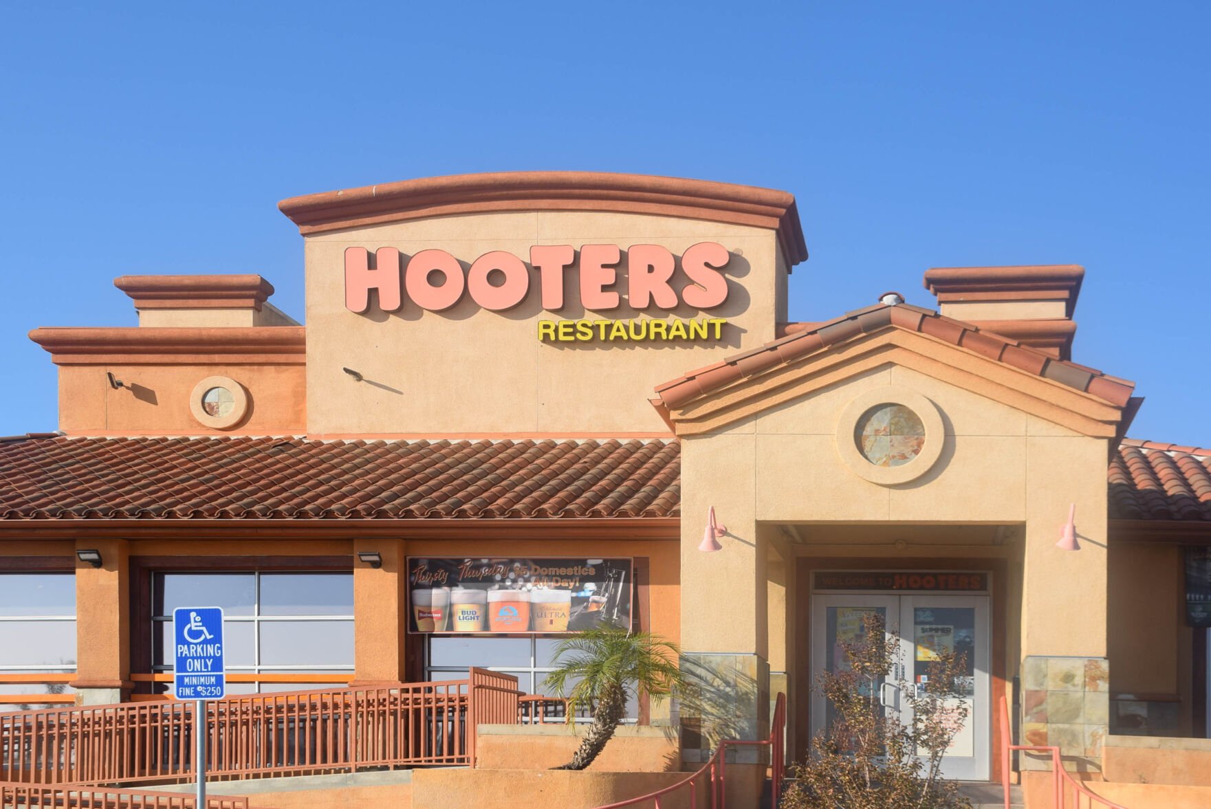 Hooters in Riverside